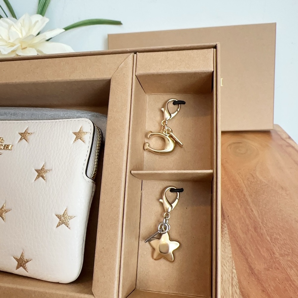 NWT Coach Boxed Corner Zip Wristlet With Star Print And Charms - Picture 2 of 8